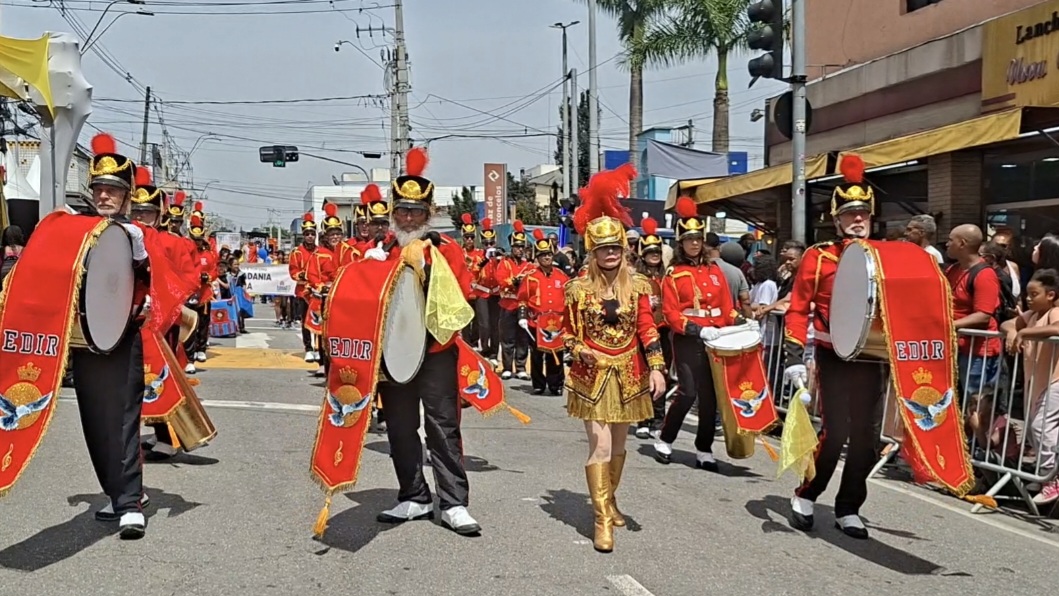 Fanfarra de Veteranos brilha no desfile de aniversário de Ferraz de Vasconcelos