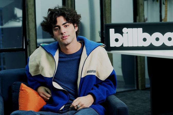 Lucas Pretti celebra o amor, o sol e a brasilidade em "Disco Tropical"