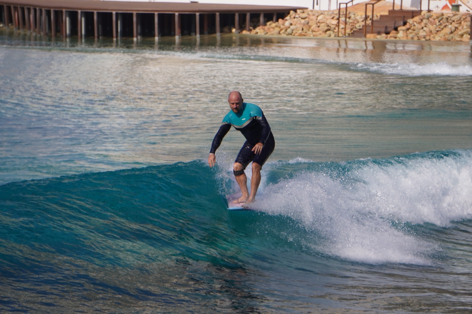Tricampeão mundial de longboard explora o potencial das ondas perfeitas das piscinas de surfe em SP