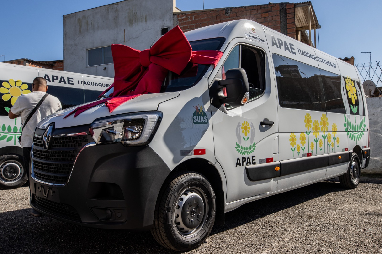 APAE de Itaquá recebe duas vans para fortalecer capacidade de atendimento