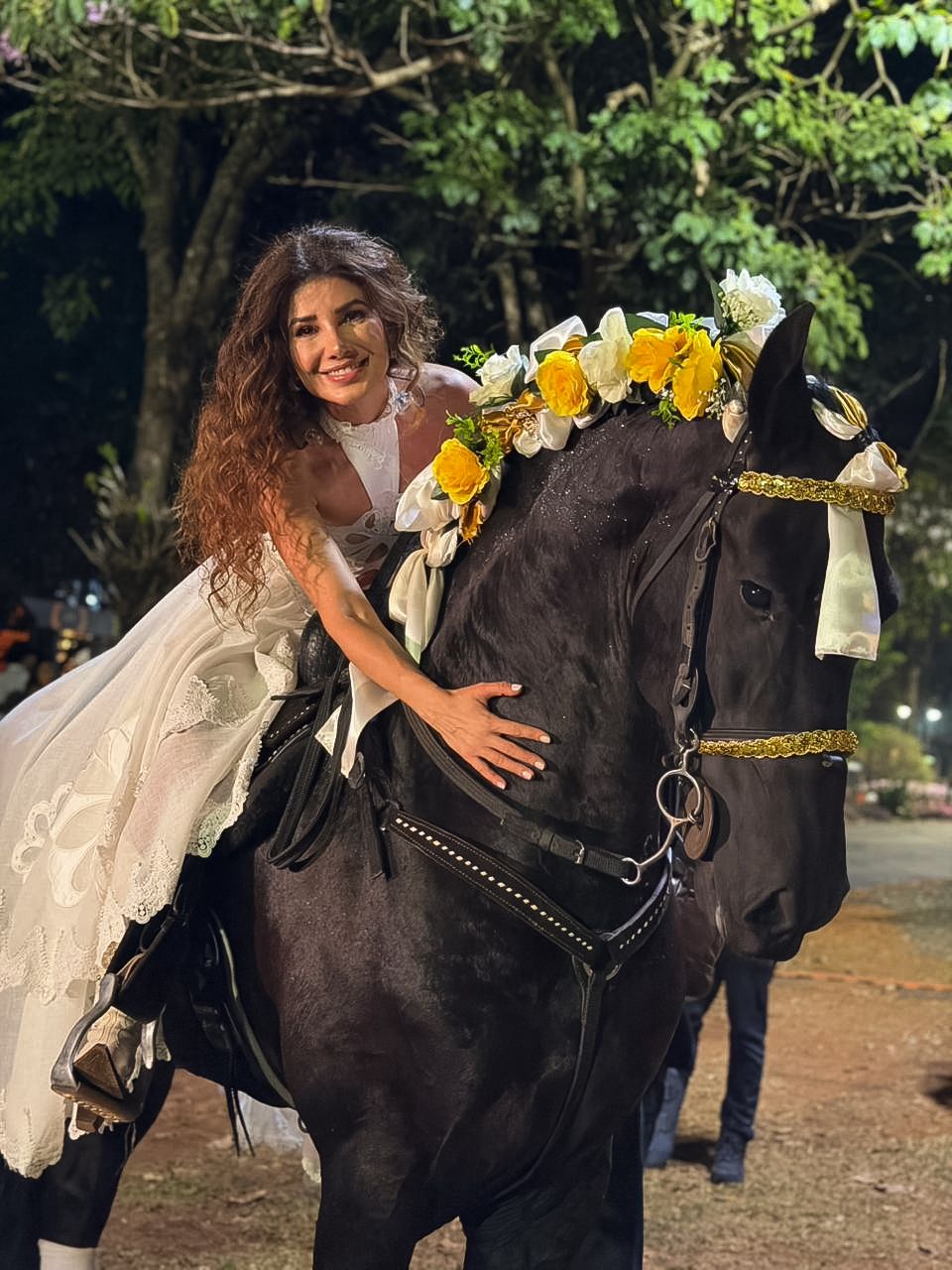 Paula Fernandes emociona arena de Barretos ao interpretar “Ave Maria” e celebra retorno à Festa do Peão
