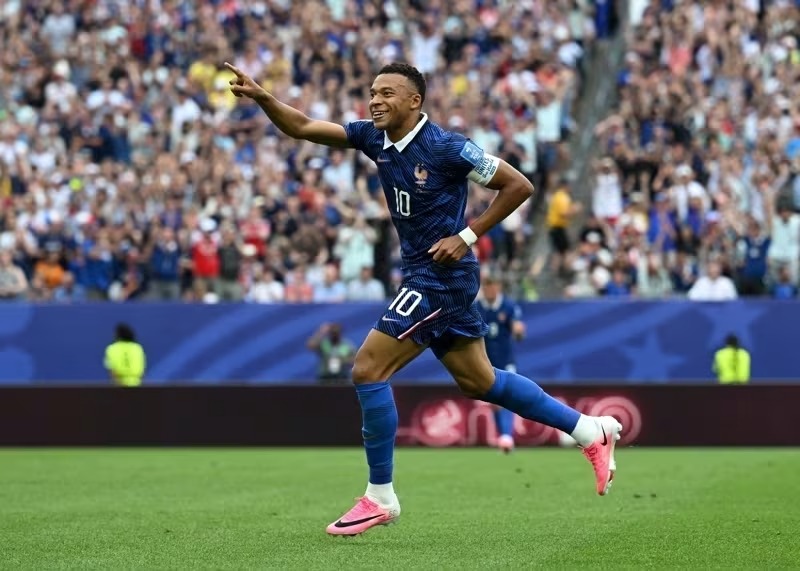 Mbappé marca dois, Olise comanda espetáculo, e França atropela Suécia para avançar às quartas da Copa do Mundo