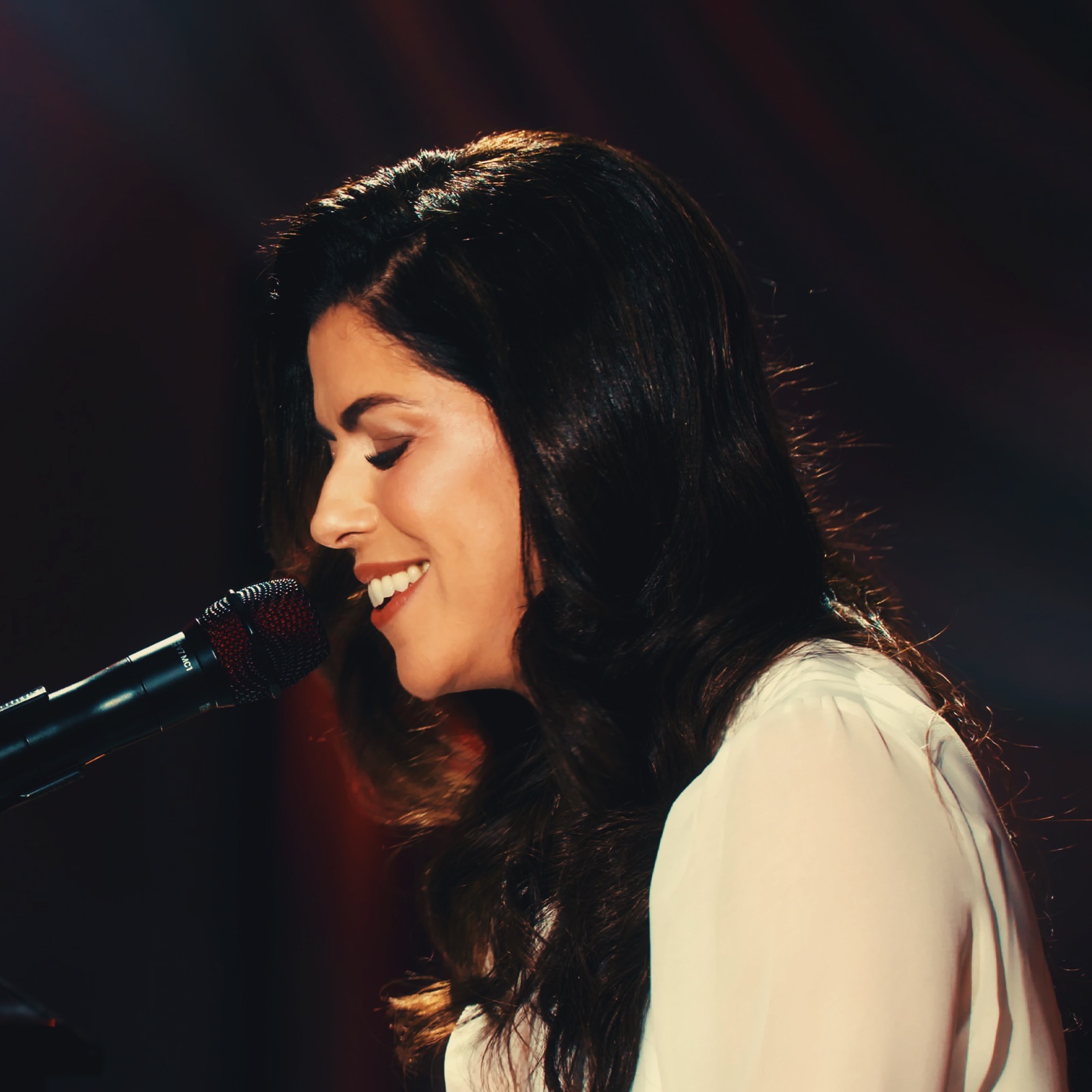 Rachel Novaes lança clipe de “Comigo Estás”, faixa que integra projeto de 25 anos de carreira