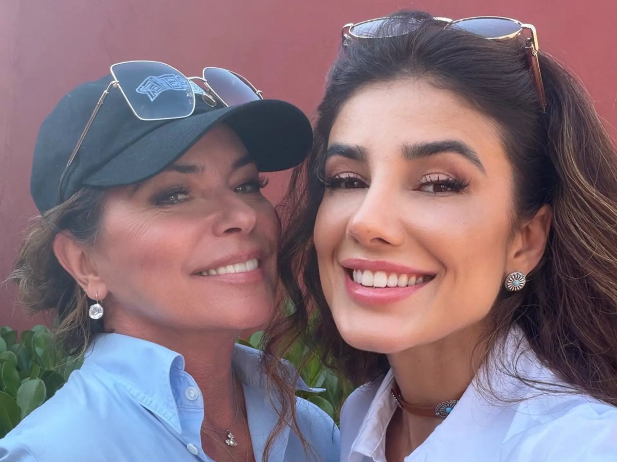 A convite de Shania Twain, Paula Fernandes se encontra com a estrela internacional no Brasil