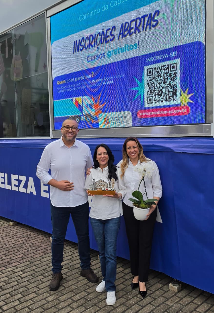 Saulo Souza recebe a primeira-dama do Estado, Cristiane Freitas, para visita às Carretas da Capacitação em Poá