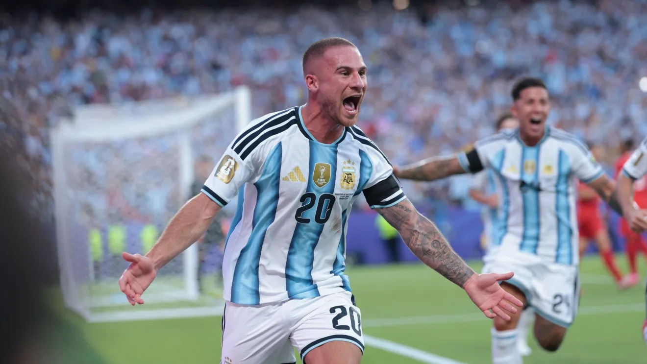 Alexis Mac Allister, da Argentina, celebrando o gol diante da Suíça, em confronto das quartas de final da Copa do Mundo  Reprodução/X/@Argentina