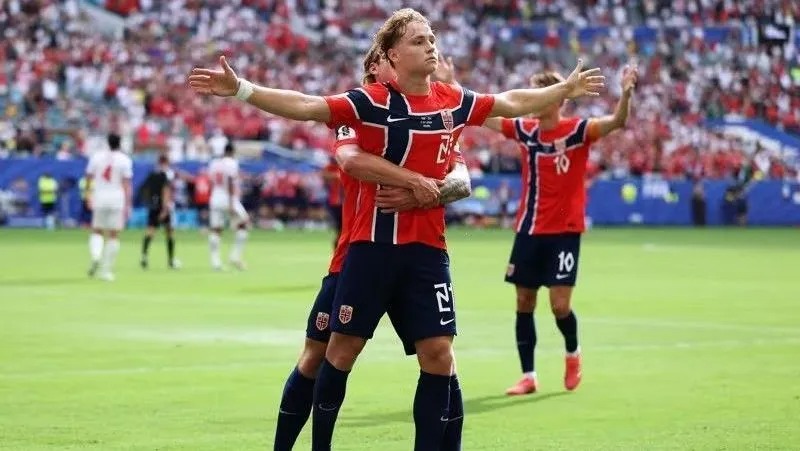Andreas Schjelderup marcou um golaço para a Noruega • Divulgação/Fifa