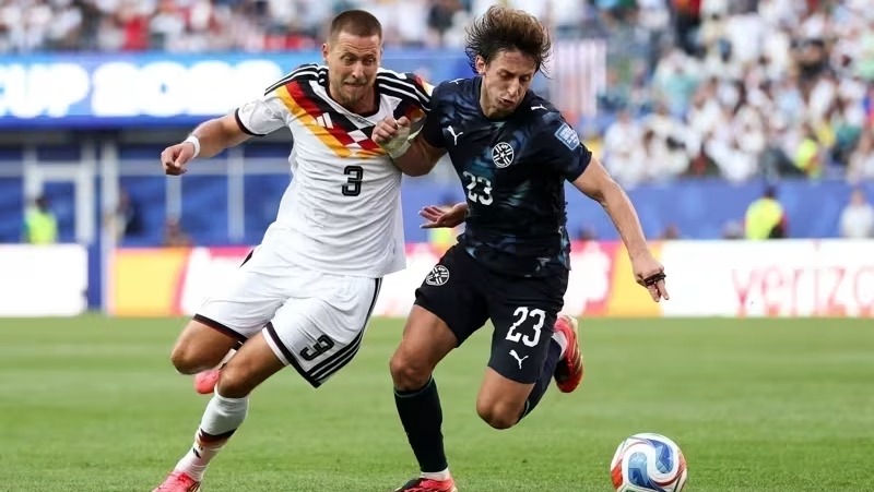 Anton e Galarza na disputa da bola