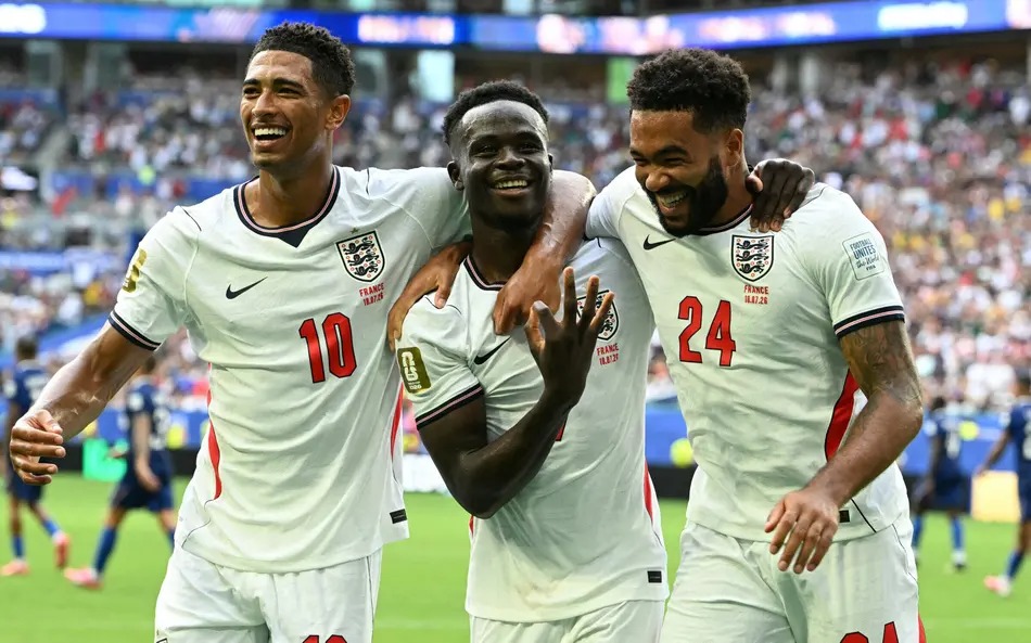 Saka comemora hat-trick ao lado de Bellingham e James em França x Inglaterra (Foto: ROBERTO SCHMIDT / AFP)