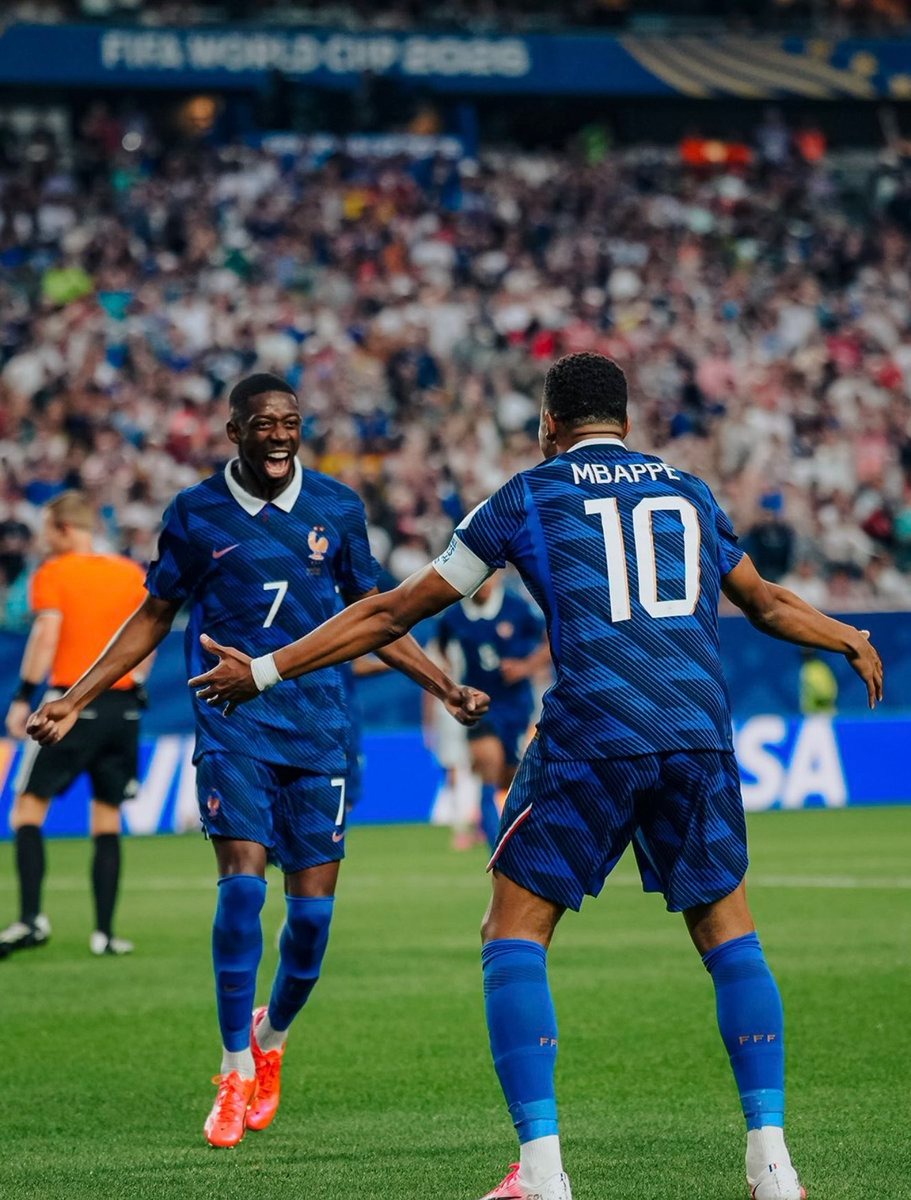 Dembêlé e Mbappé na comemoração do terceiro gol da França