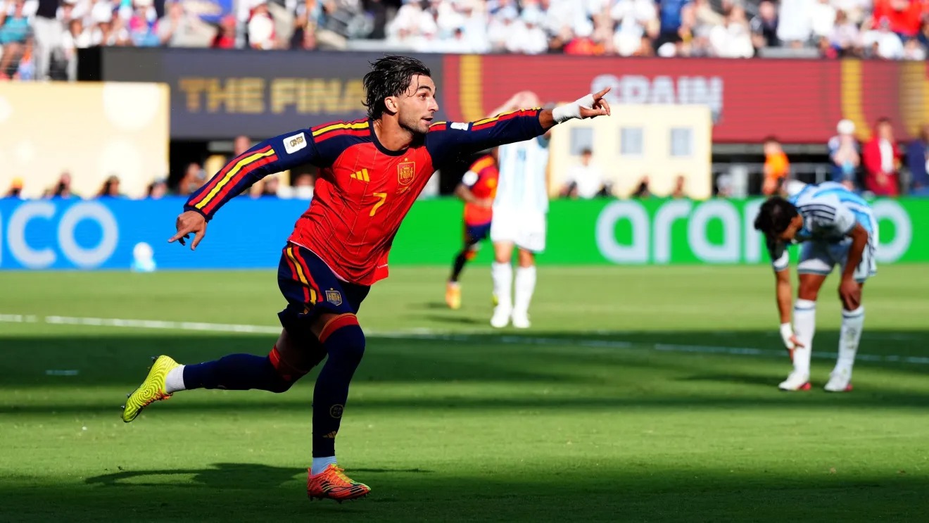 Ferran Torres, da Espanha, celebrando o gol diante da Argentina, em partida válida pela final da Copa do Mundo • Nick Potts/PA Images via Getty Images