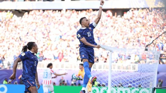 Mbappé comemora após marcar para a França sobre o Paraguai Dan Mullan/Getty Images