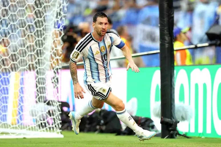 Lionel Messi abriu o placar para a Argentina no primeiro tempo – Foto: Divulgação / AFA / Jogada10