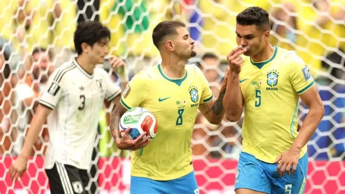 Bruno Guimarães celebra com Casemiro o gol do Brasil contra o Japão  • Divulgação / FIFA
