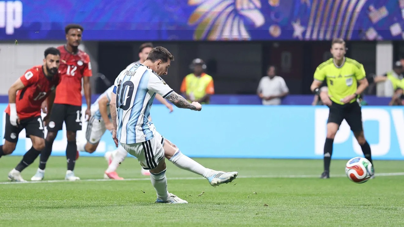 Lionel Messi perde pênalti para a Argentina contra o Egito na Copa • Buda Mendes/Getty Images
