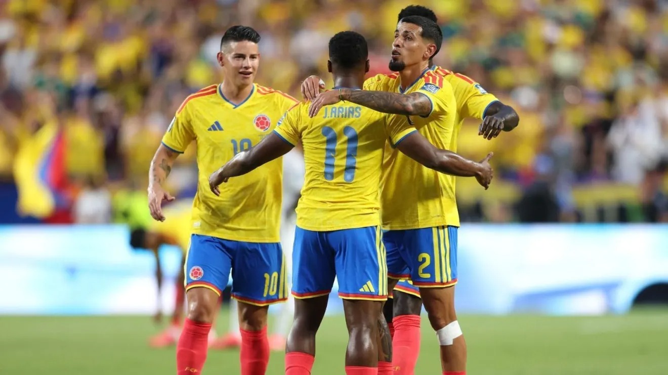 Jogadores da Colômbia celebrando o gol anotado diante de Gana, em confronto da fase de 16-avos de final da Copa do Mundo • Reprodução/X/@CONMEBOL