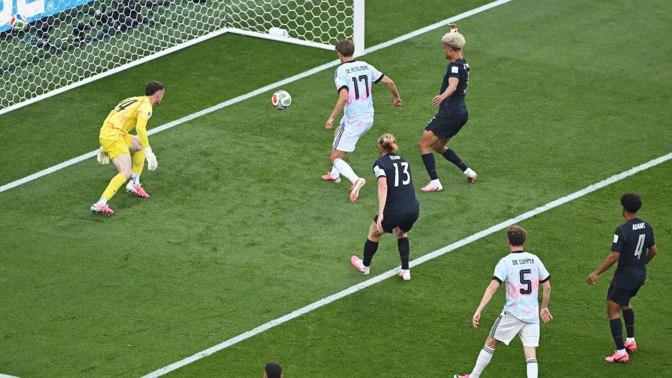 Momento do gol de Charles De Ketelaere, da Bélgica, sobre os Estados Unidos, pela Copa do Mundo • David Ramos/Getty Images