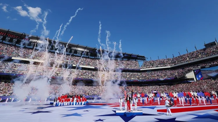 Apresentação em homenagem aos 250 anos de independência dos Estados Unidos que aconteceu antes de Paraguai x França na Copa do Mundo Imagem: REUTERS/Mike Segar