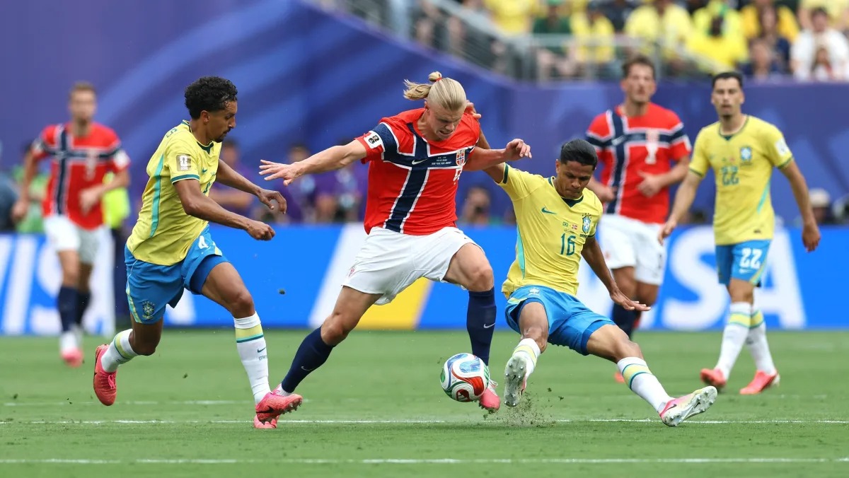 Haaland disputa bola com a defesa brasileira em Brasil x Noruega  • Buda Mendes/Getty Images/Via Fifa