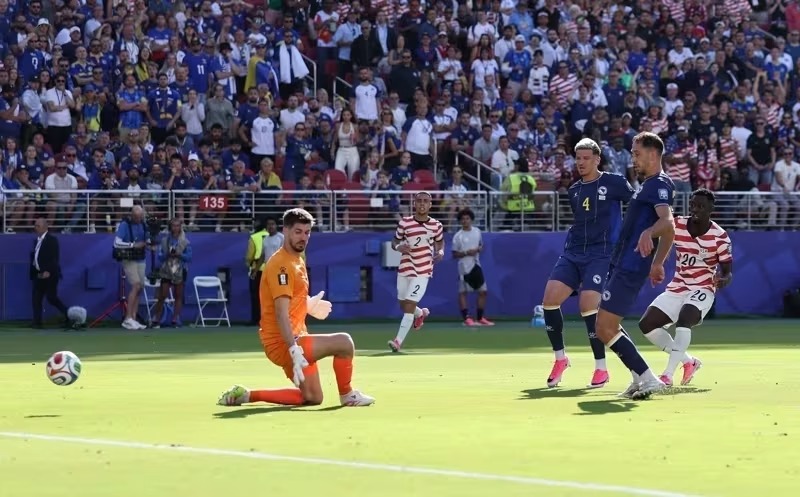 Gol de Balogun pelos EUA contra a Bósnia