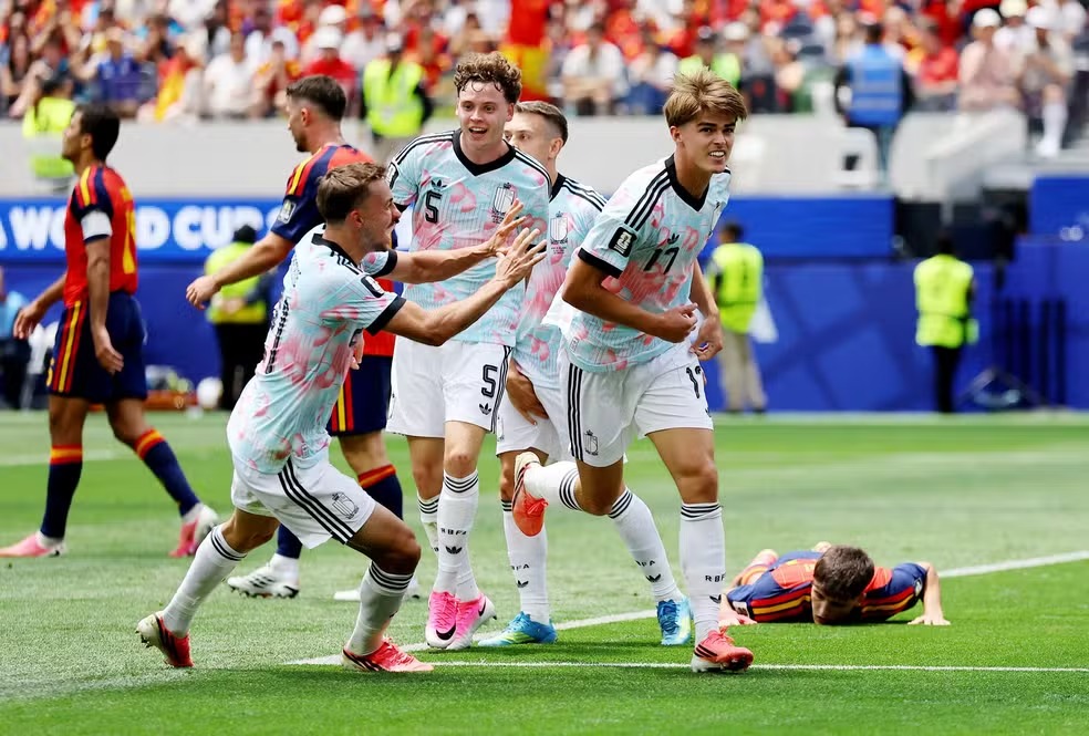 De Ketelaere comemora gol da Bélgica sobre a Espanha — Foto: REUTERS/Daniel Cole