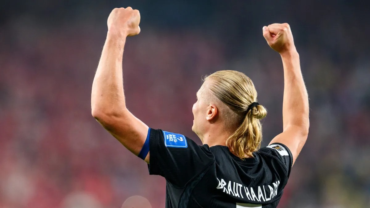 Haaland comemora seu segundo gol da Noruega Imagem: Angela WEISS / AFP
