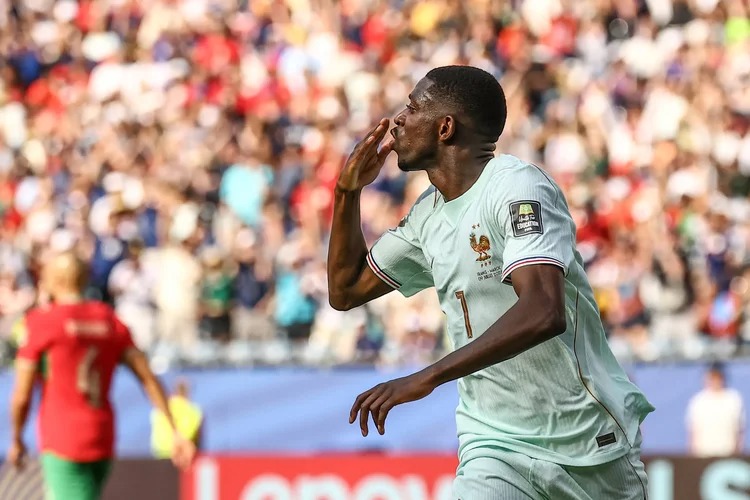 Dembélé faz o segundo gol da França