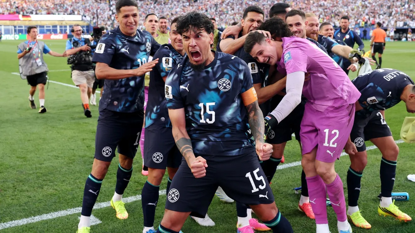 Gustavo Gómez e paraguaios comemoram classificação contra Alemanha na Copa do Mundo • Getty Images via Divulgação/Fifa