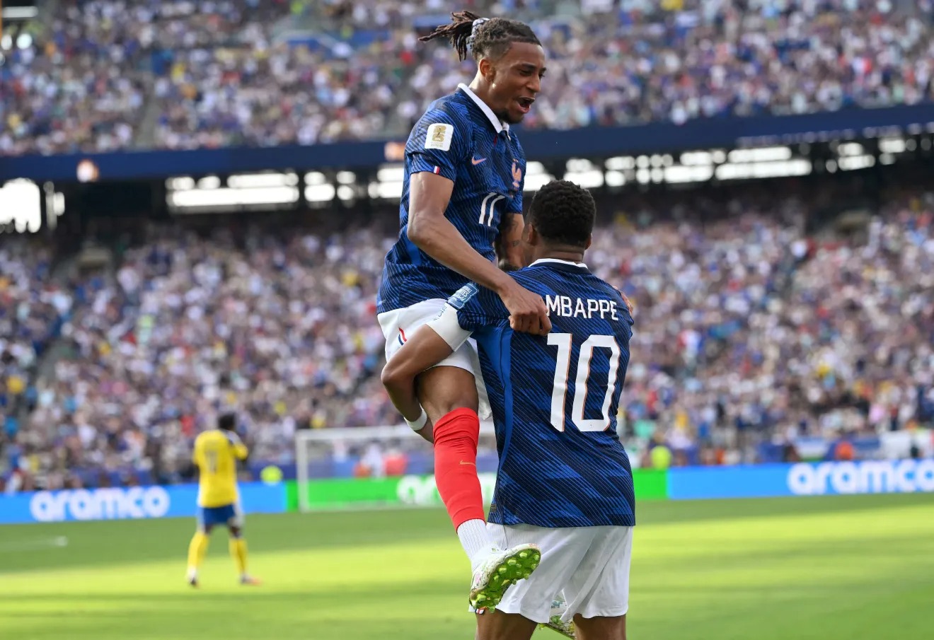 Olise e Mbappé comemora o  gol contra a Suécia na Copa do Mundo • Reprodução/Fifa AFP via Getty Images