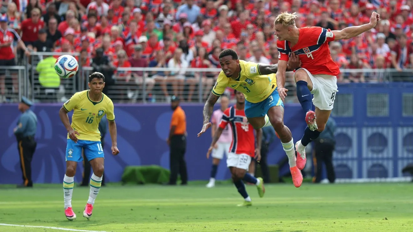 O lance do primeiro gol de Haaland de cabeça