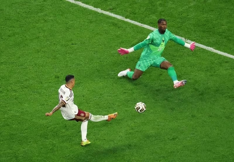 Pedro Porro finaliza para marcar o segundo gol da Espanha contra a França na Copa do Mundo • Divulgação/Fifa