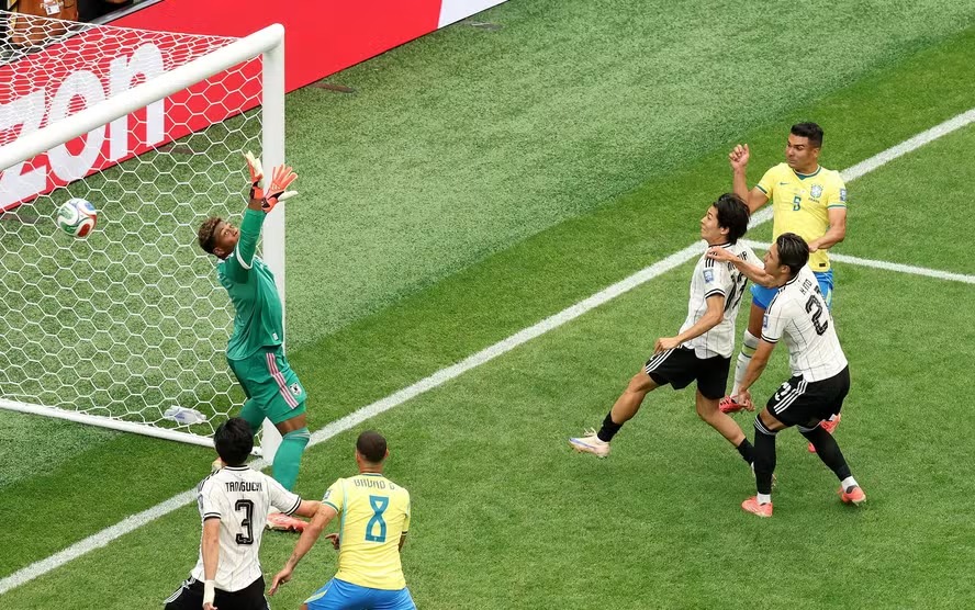Gol de Casemiro de cabeça e venceu o goleiro Suzuki