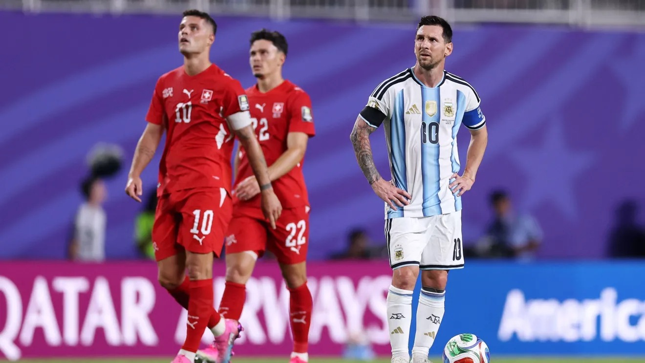 Lionel Messi em campo no jogo entre Argentina e Suíça, pelas quartas da Copa do Mundo • Reprodução/X/@Argentina