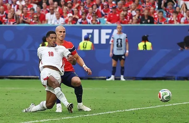 Jude Bellingham marcou o segundo gol da Inglaterra • Richard Pelham/Getty Images