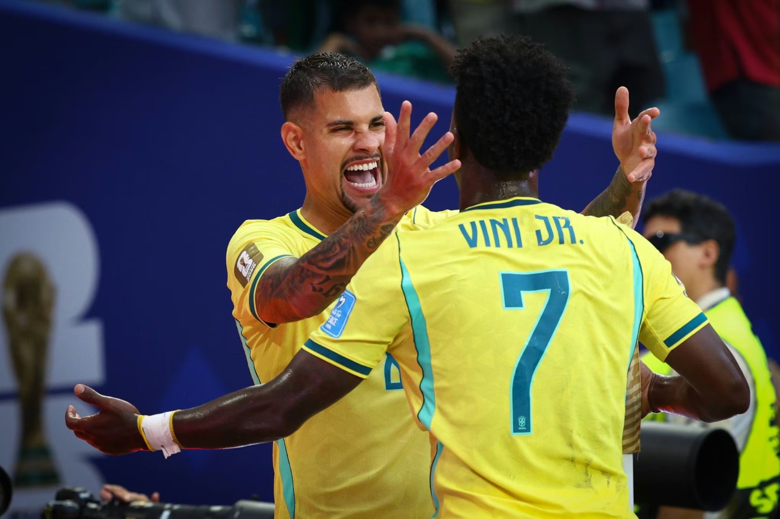 Bruno Guimarães comemora com Vinícius Jr.