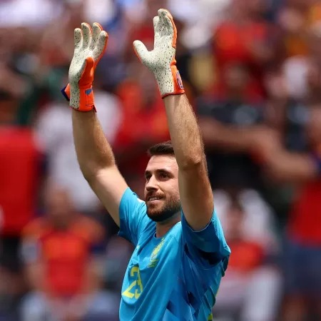 Unai Simón, goleiro da Espanha, comemora vitória contra a Áustria na Copa do Mundo Imagem: Maja Hitij - FIFA/FIFA via Getty Images