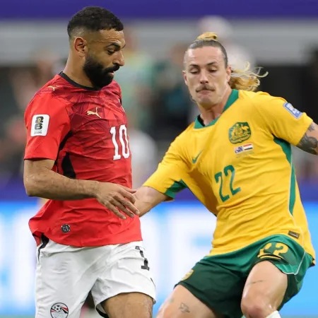 Mohamed Salah, do Egito, é marcado pelo australiano Jackson Irvine em partida da Copa do Mundo Imagem: Alex Slitz/Getty Images