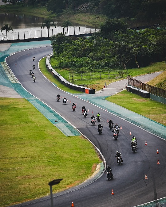 Rinaldi estreia no Festival Interlagos e reforça estratégia de proximidade com motociclistas e parceiros
