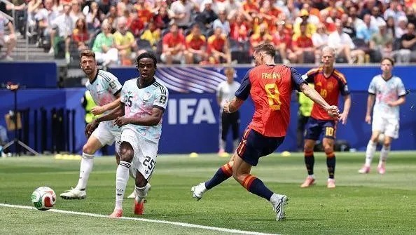Com falha de goleiro, Espanha derrota Bélgica e garante vaga na semifinal da Copa do Mundo