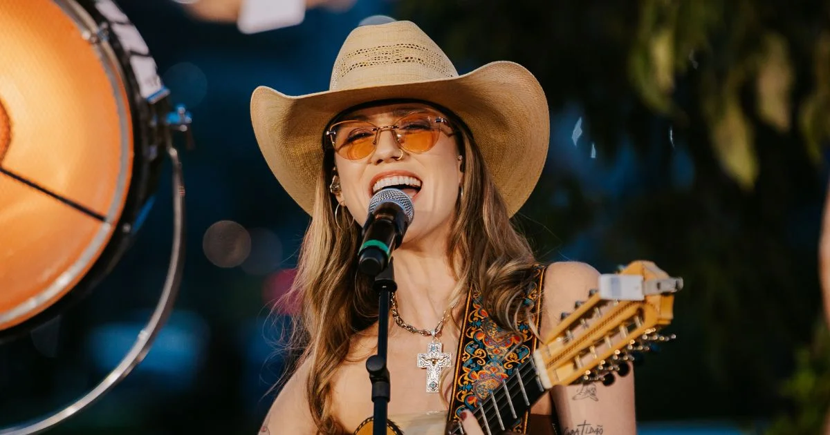 Bruna Viola une clássicos sertanejos e música inédita no lançamento de “Improvável 2”