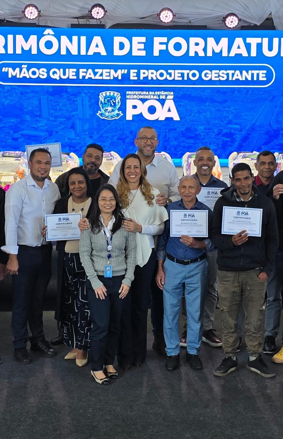Saulo Souza e Flavia Souza certificam alunos de cursos profissionalizantes e reforçam ações de geração de emprego e renda